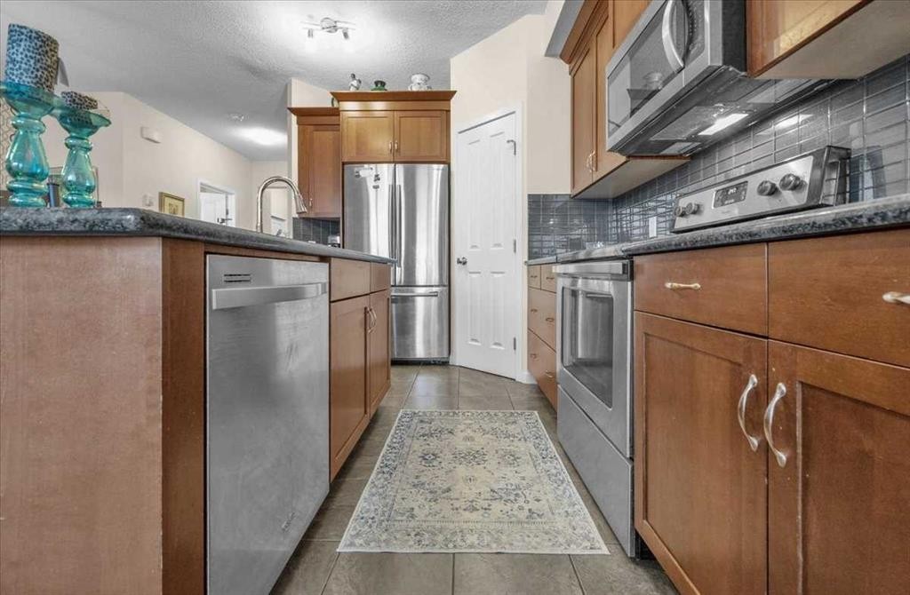 226 Sunset Point, Cochrane, AB - Indoor Photo Showing Kitchen