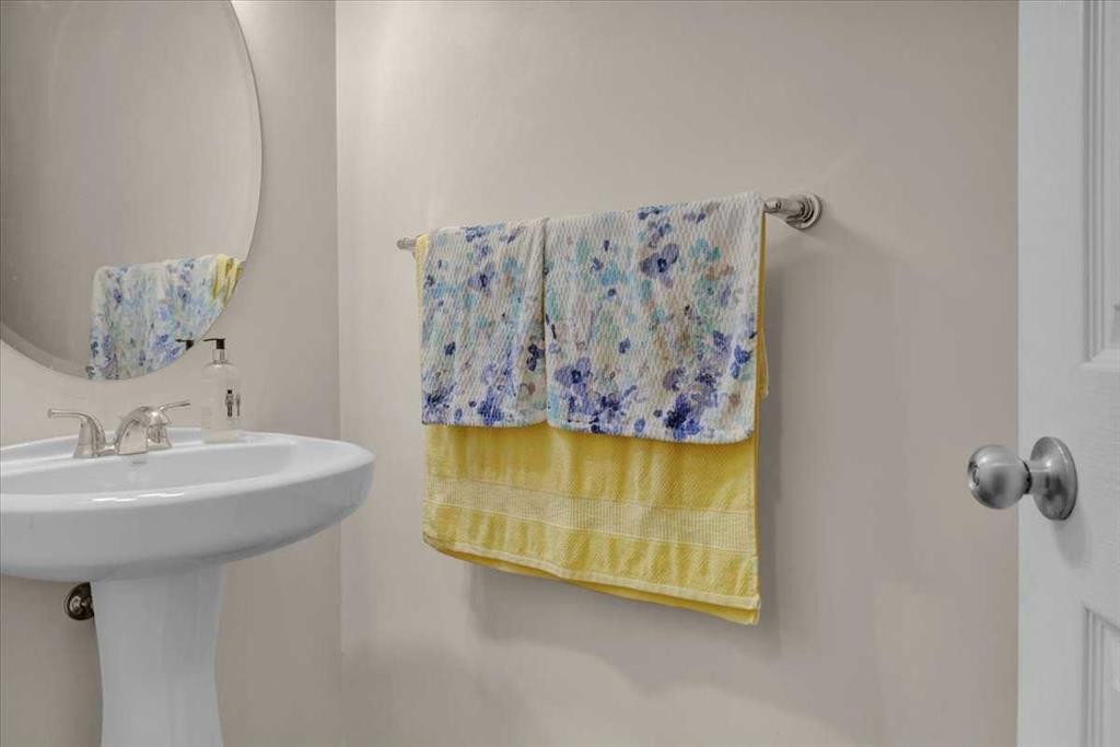 226 Sunset Point, Cochrane, AB - Indoor Photo Showing Bathroom