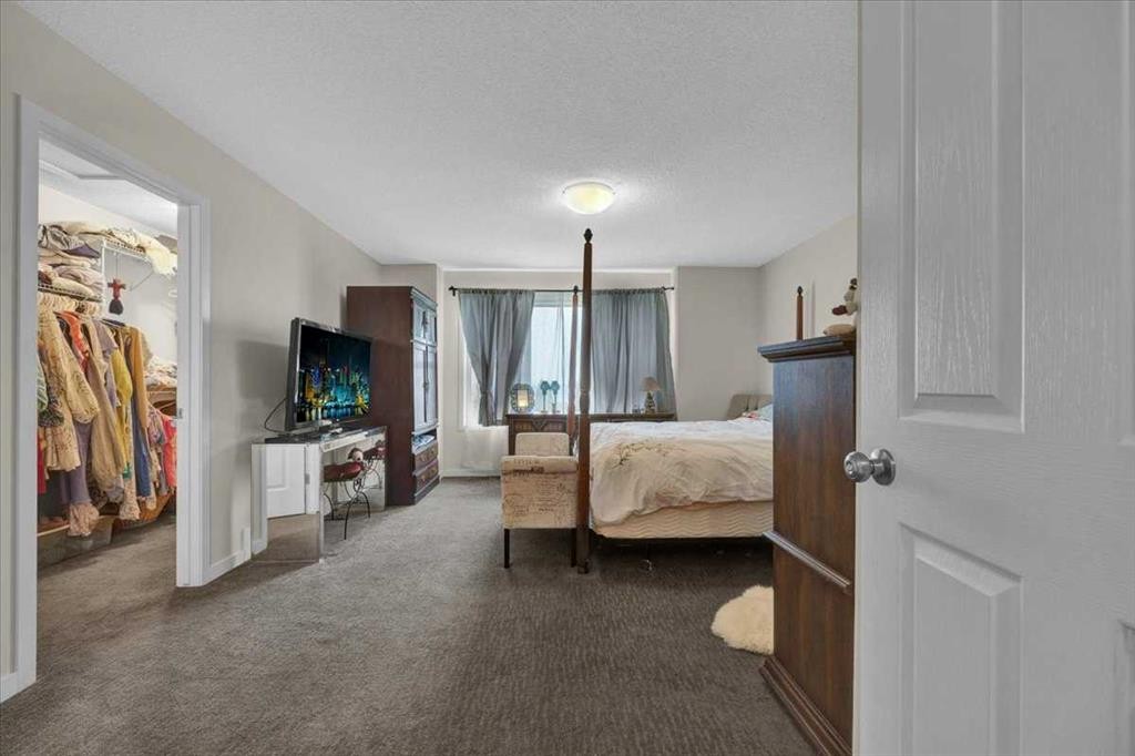 226 Sunset Point, Cochrane, AB - Indoor Photo Showing Bedroom