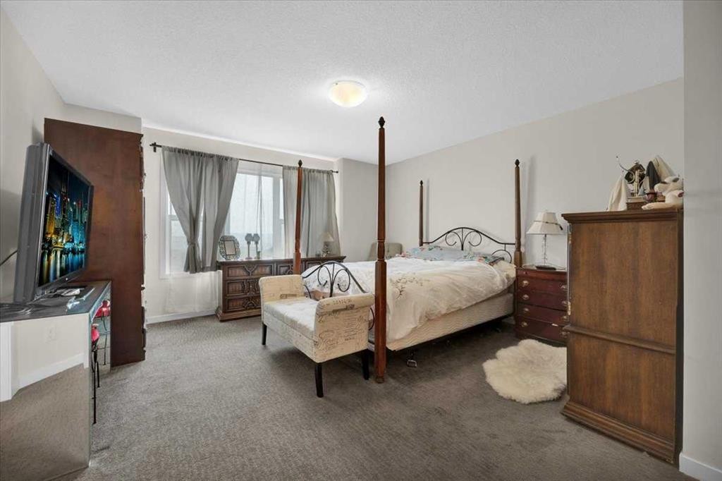 226 Sunset Point, Cochrane, AB - Indoor Photo Showing Bedroom