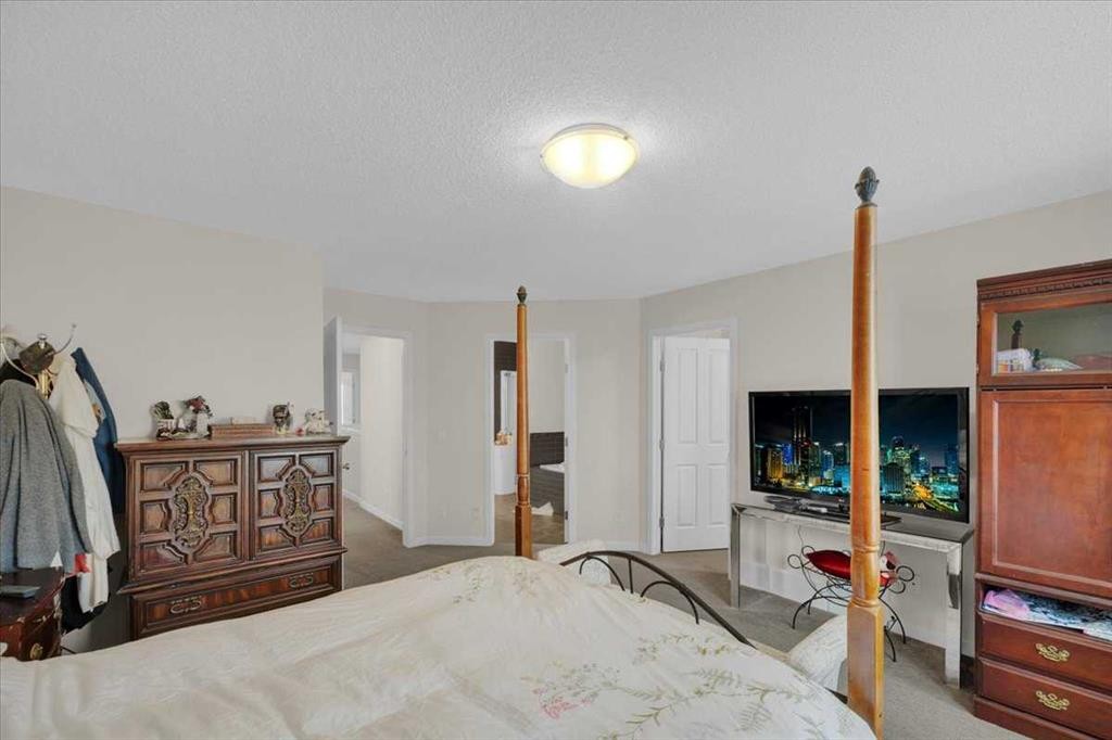 226 Sunset Point, Cochrane, AB - Indoor Photo Showing Bedroom