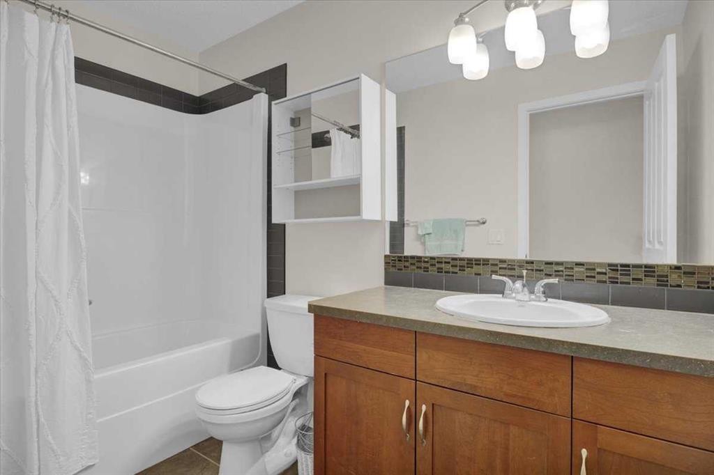 226 Sunset Point, Cochrane, AB - Indoor Photo Showing Bathroom