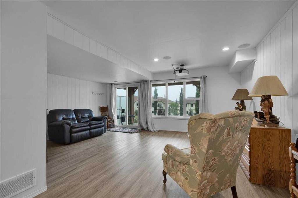 226 Sunset Point, Cochrane, AB - Indoor Photo Showing Living Room
