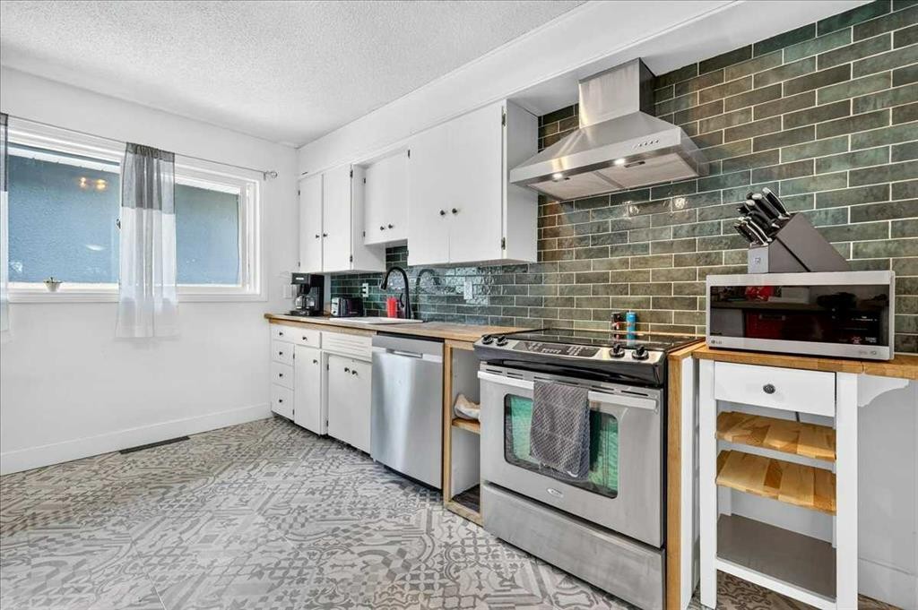 1944 10 Avenue Ne, Calgary, AB - Indoor Photo Showing Kitchen