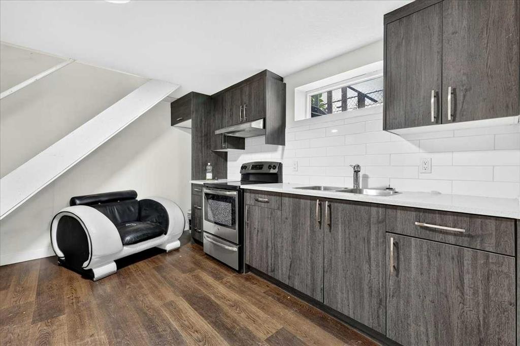 1944 10 Avenue Ne, Calgary, AB - Indoor Photo Showing Kitchen With Double Sink
