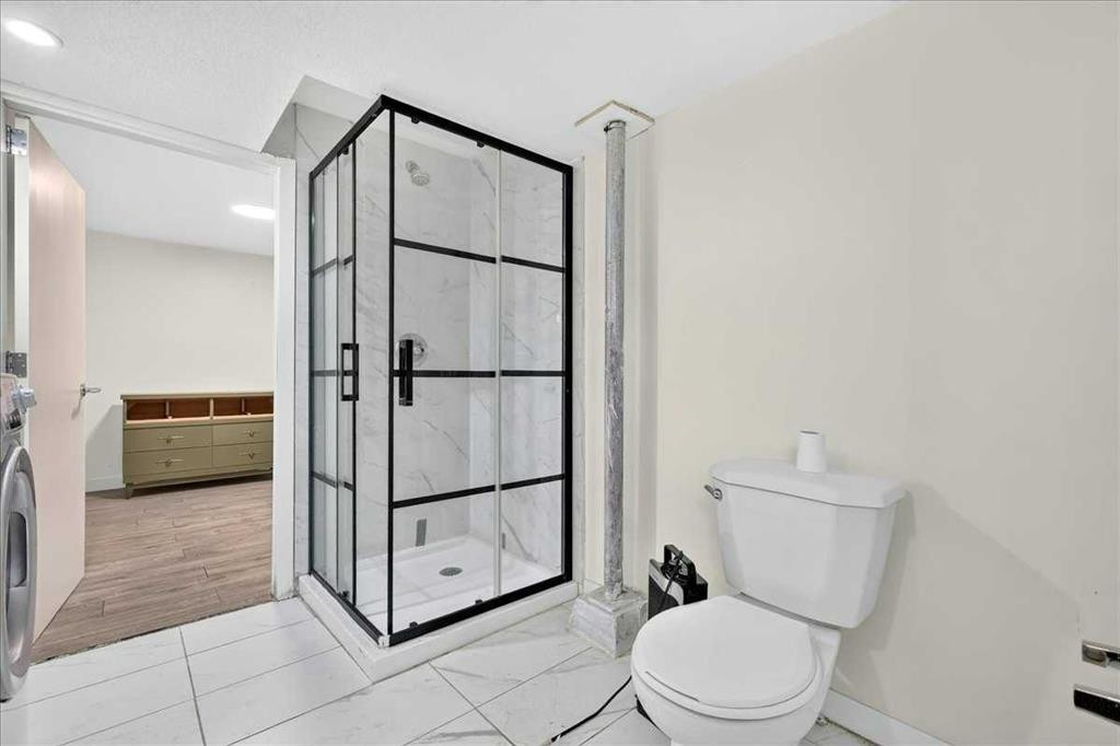 1944 10 Avenue Ne, Calgary, AB - Indoor Photo Showing Bathroom