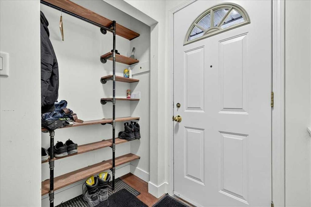 1944 10 Avenue Ne, Calgary, AB - Indoor Photo Showing Other Room