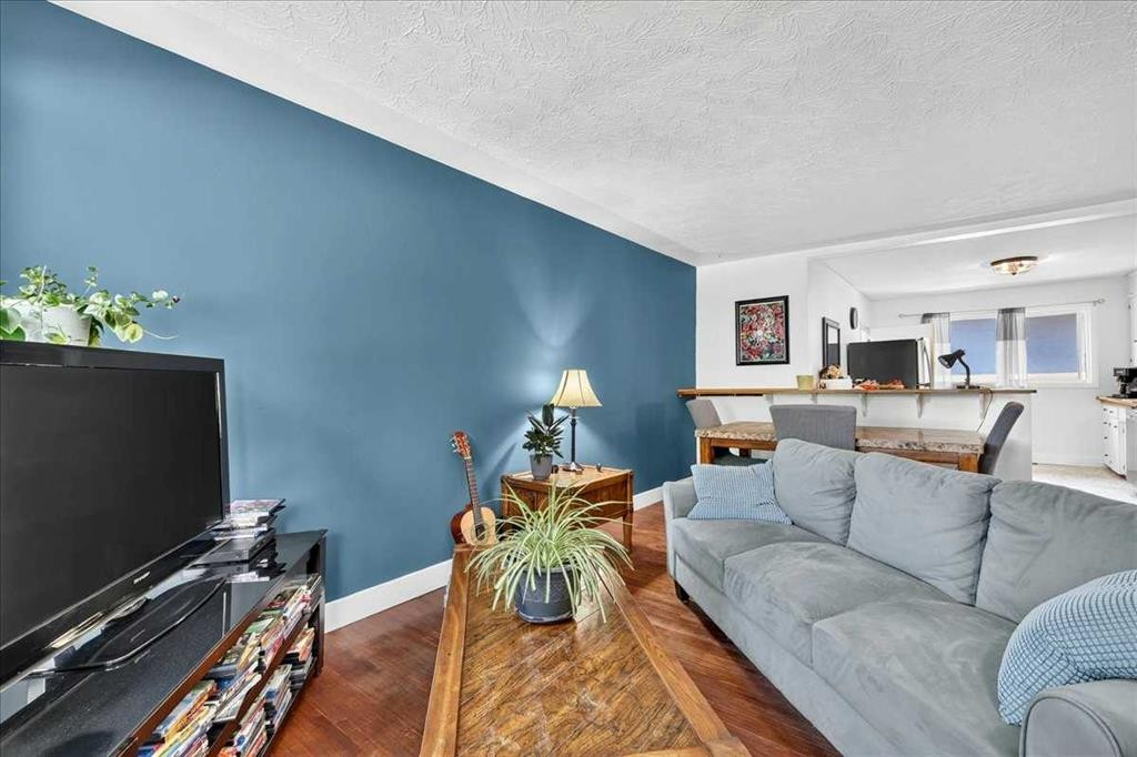 1944 10 Avenue Ne, Calgary, AB - Indoor Photo Showing Living Room
