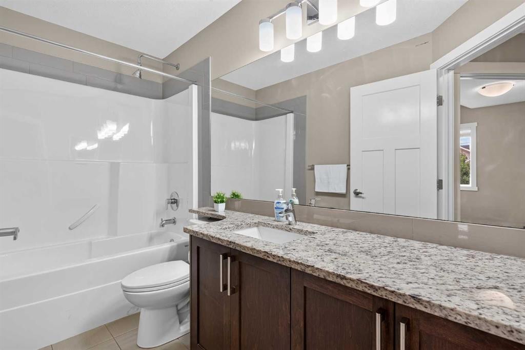 558 Evanston Manor Nw, Calgary, AB - Indoor Photo Showing Bathroom