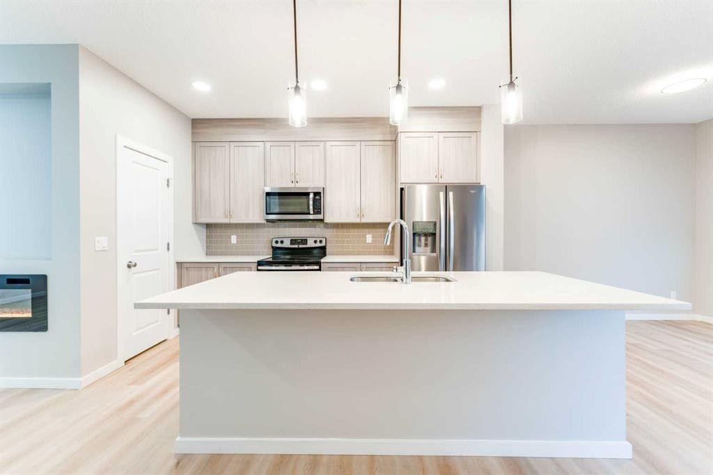 105 Highview Gate Se, Airdrie, AB - Indoor Photo Showing Kitchen With Double Sink With Upgraded Kitchen