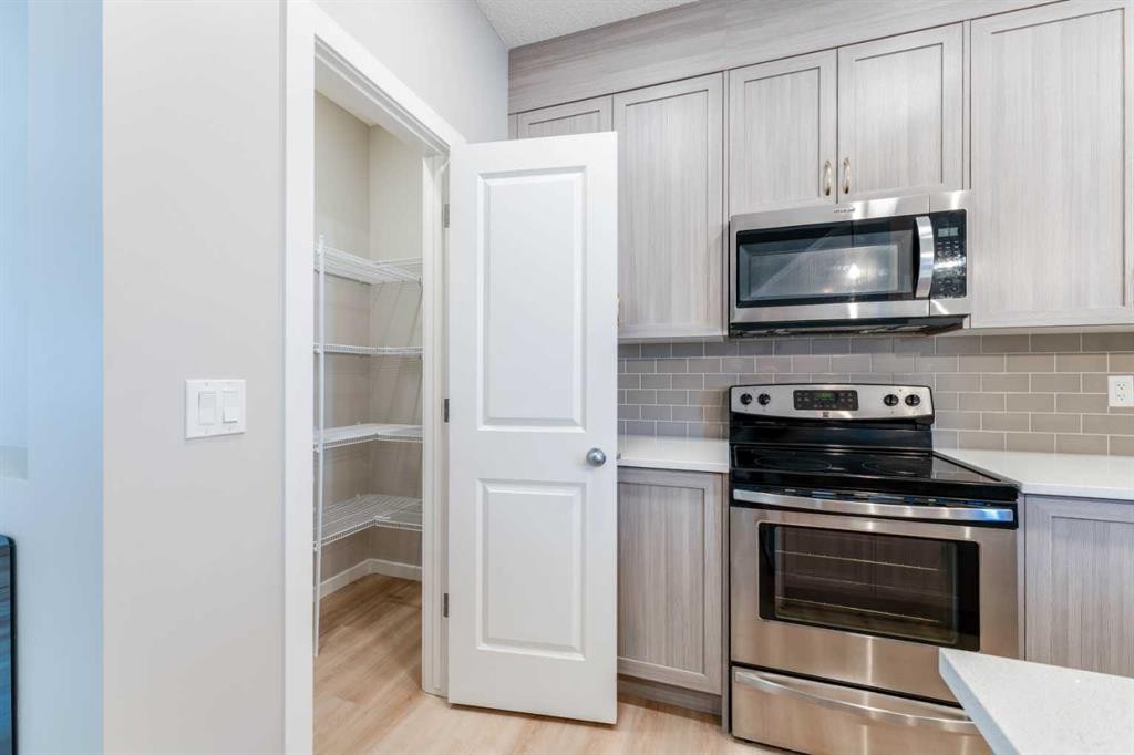 105 Highview Gate Se, Airdrie, AB - Indoor Photo Showing Kitchen
