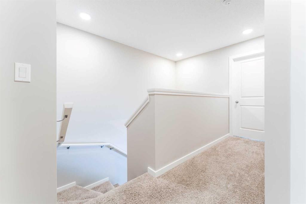 105 Highview Gate Se, Airdrie, AB - Indoor Photo Showing Other Room