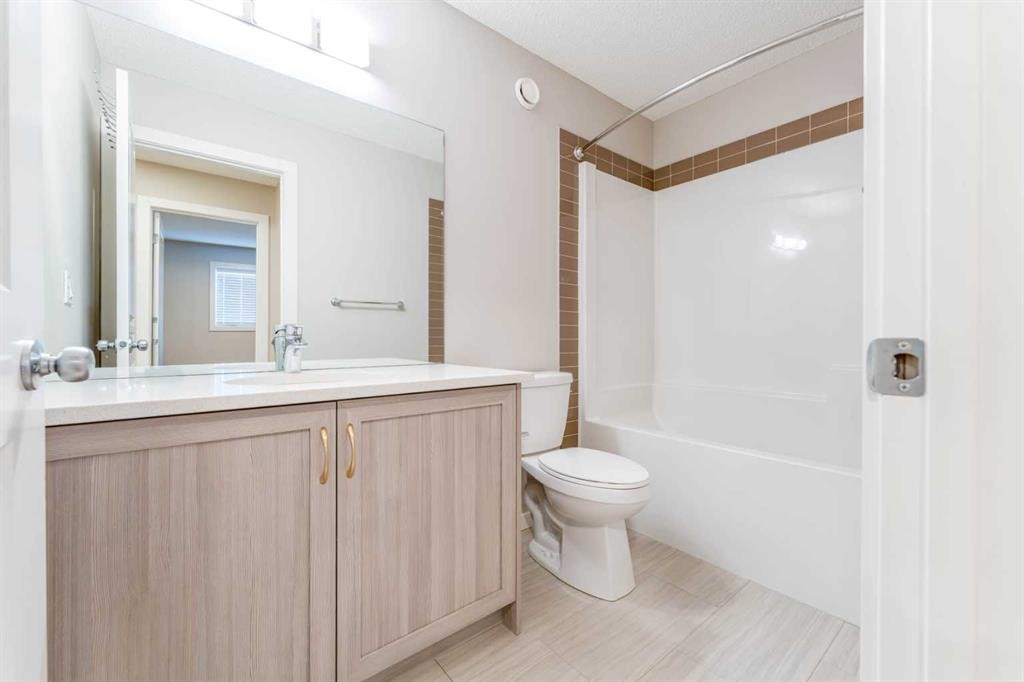105 Highview Gate Se, Airdrie, AB - Indoor Photo Showing Bathroom