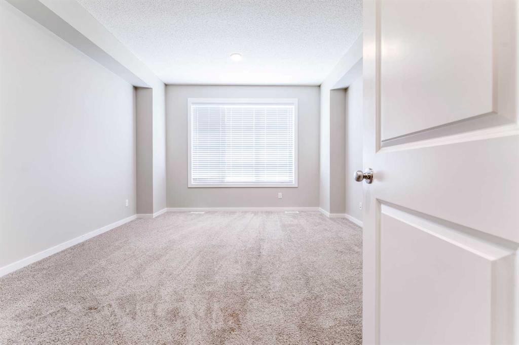 105 Highview Gate Se, Airdrie, AB - Indoor Photo Showing Other Room