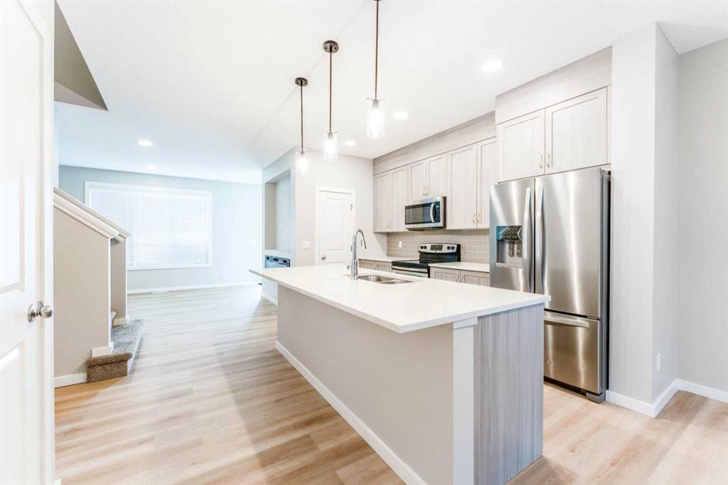 105 Highview Gate Se, Airdrie, AB - Indoor Photo Showing Kitchen With Double Sink With Upgraded Kitchen