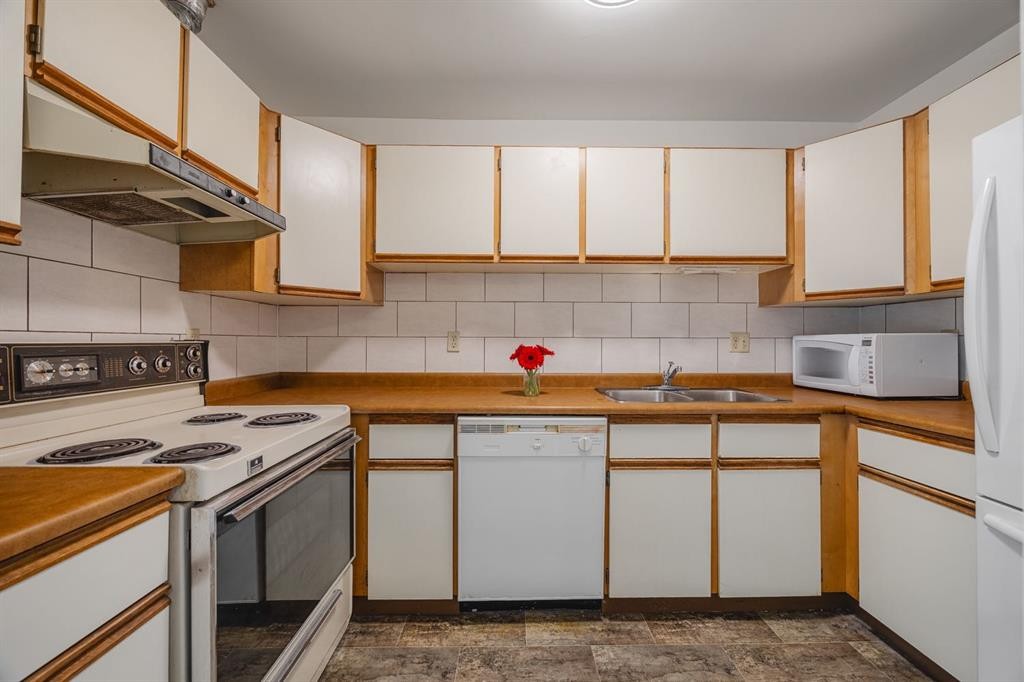 417-333 Garry Crescent Ne, Calgary, AB - Indoor Photo Showing Kitchen With Double Sink