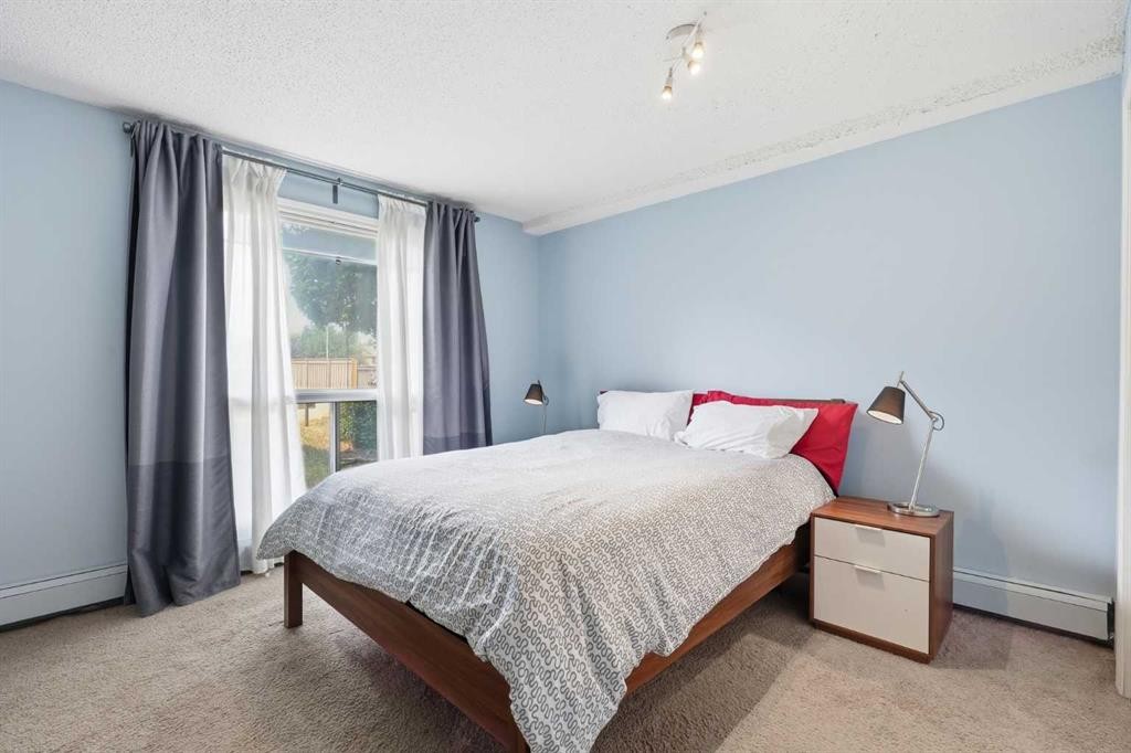214-10120 Brookpark Boulevard Sw, Calgary, AB - Indoor Photo Showing Bedroom