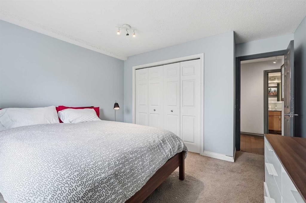 214-10120 Brookpark Boulevard Sw, Calgary, AB - Indoor Photo Showing Bedroom