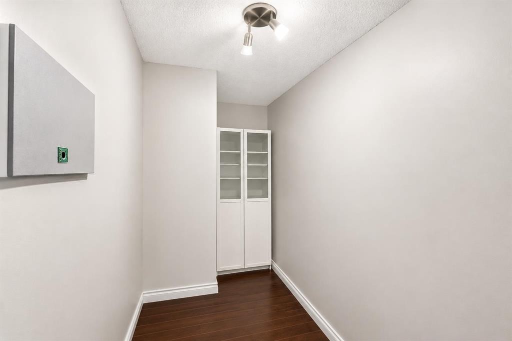 214-10120 Brookpark Boulevard Sw, Calgary, AB - Indoor Photo Showing Other Room