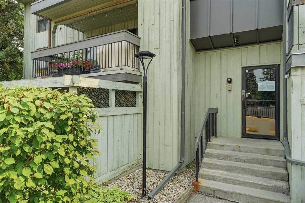 214-10120 Brookpark Boulevard Sw, Calgary, AB - Outdoor With Exterior