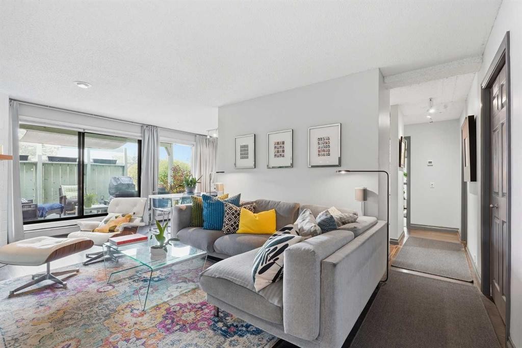 214-10120 Brookpark Boulevard Sw, Calgary, AB - Indoor Photo Showing Living Room