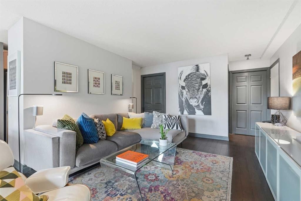 214-10120 Brookpark Boulevard Sw, Calgary, AB - Indoor Photo Showing Living Room