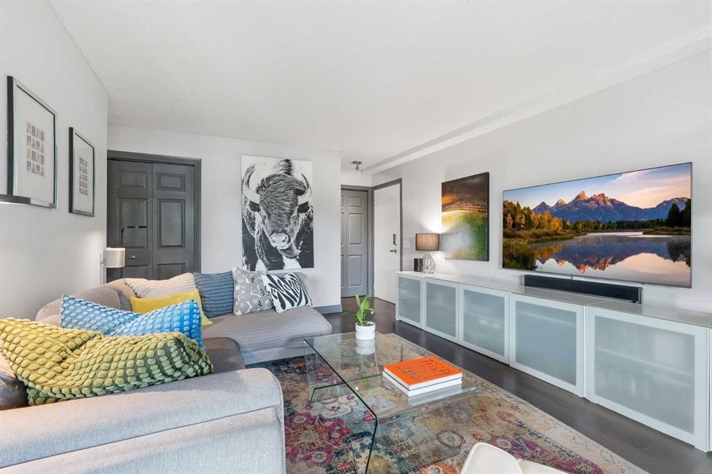 214-10120 Brookpark Boulevard Sw, Calgary, AB - Indoor Photo Showing Living Room