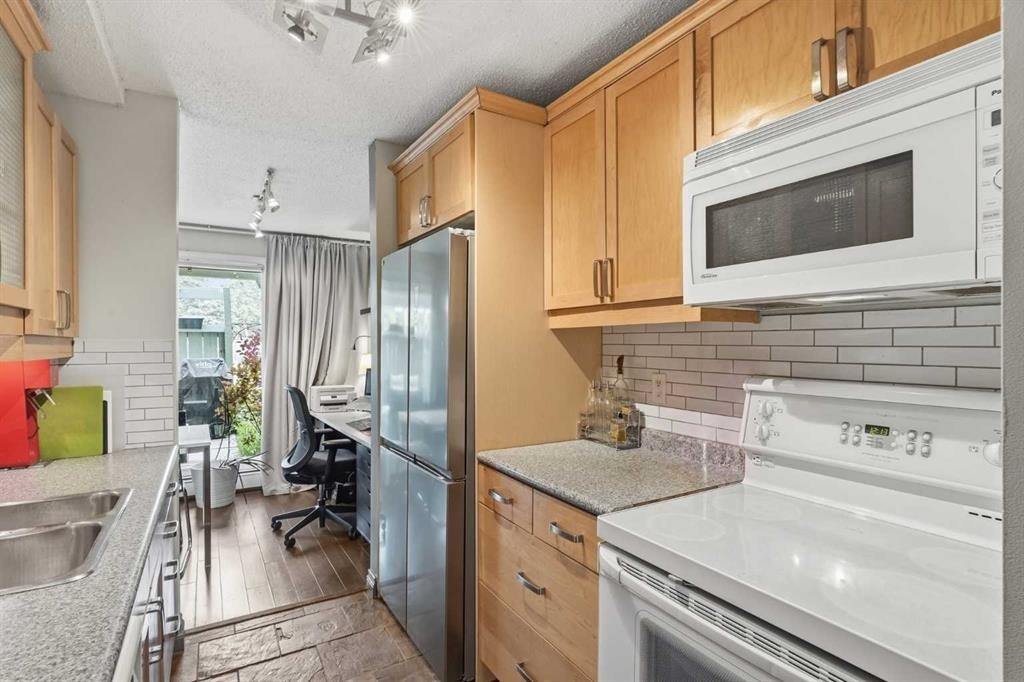 214-10120 Brookpark Boulevard Sw, Calgary, AB - Indoor Photo Showing Kitchen With Double Sink
