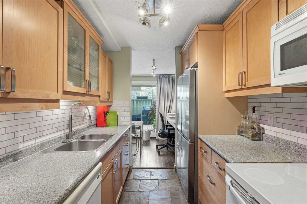 214-10120 Brookpark Boulevard Sw, Calgary, AB - Indoor Photo Showing Kitchen With Double Sink With Upgraded Kitchen