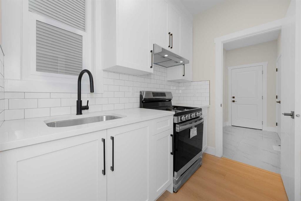 500 Rivercrest View, Cochrane, AB - Indoor Photo Showing Kitchen