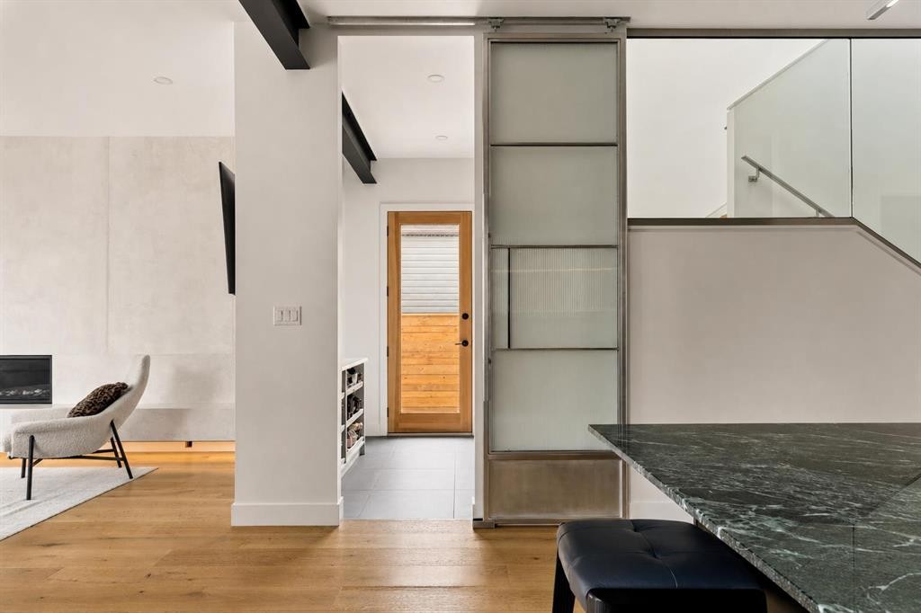 517 28 Avenue Nw, Calgary, AB - Indoor