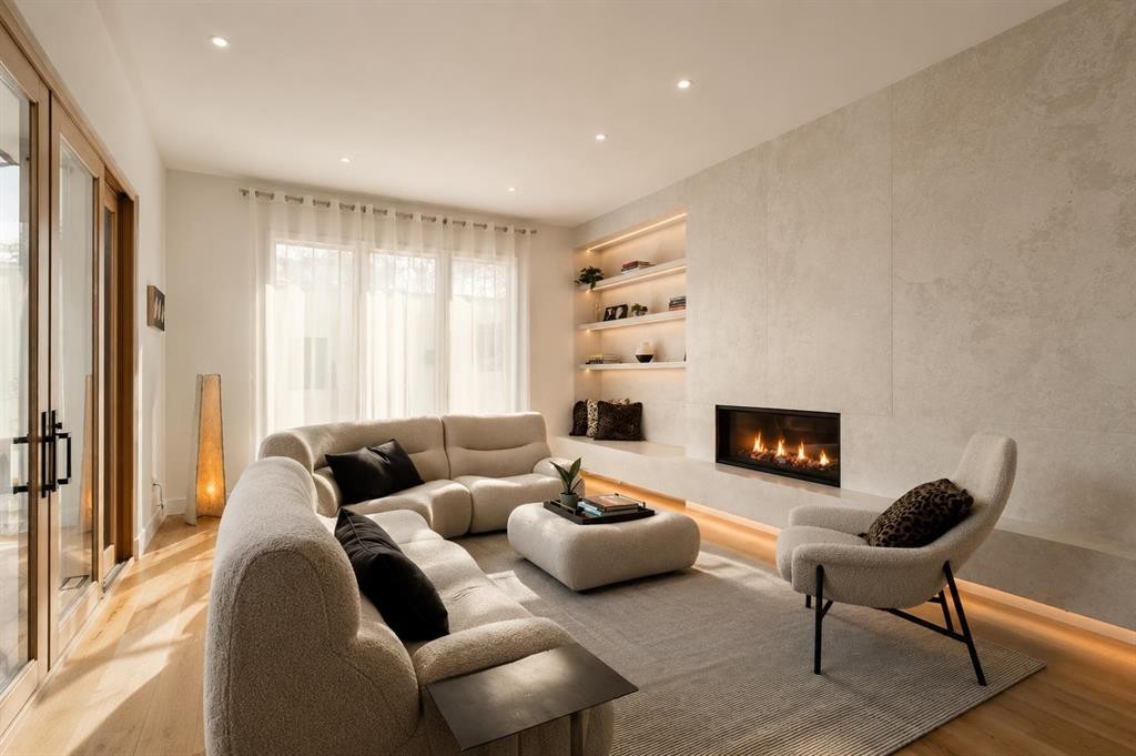 517 28 Avenue Nw, Calgary, AB - Indoor Photo Showing Living Room With Fireplace