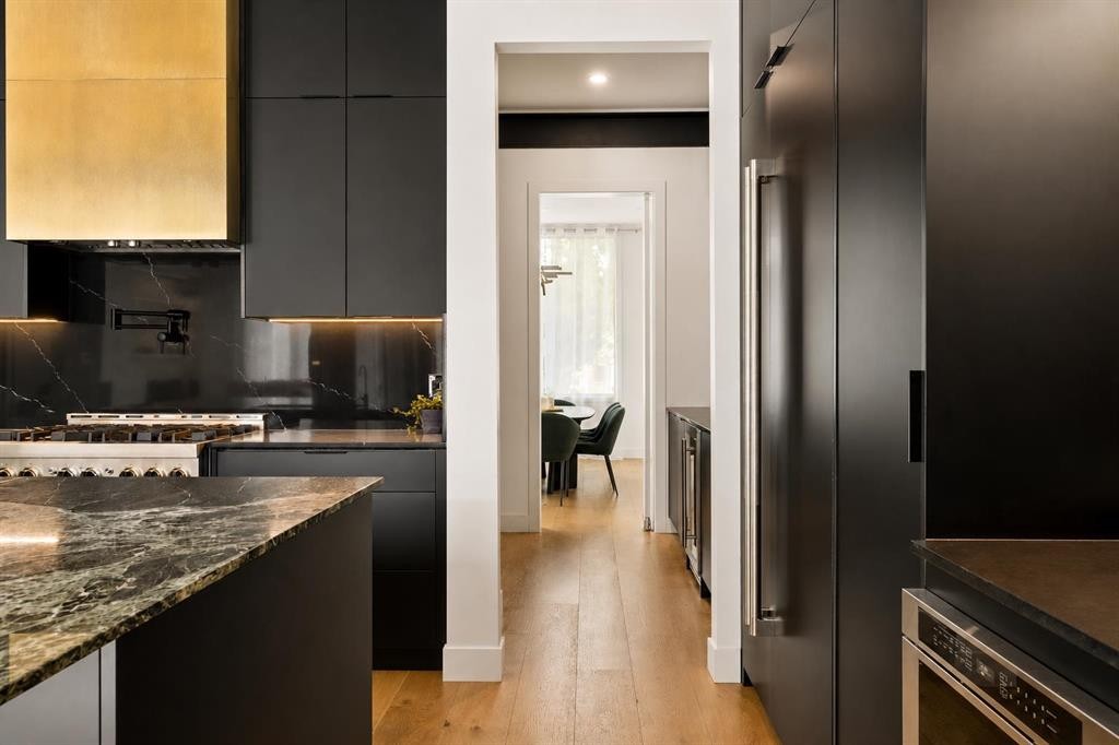 517 28 Avenue Nw, Calgary, AB - Indoor Photo Showing Kitchen With Upgraded Kitchen