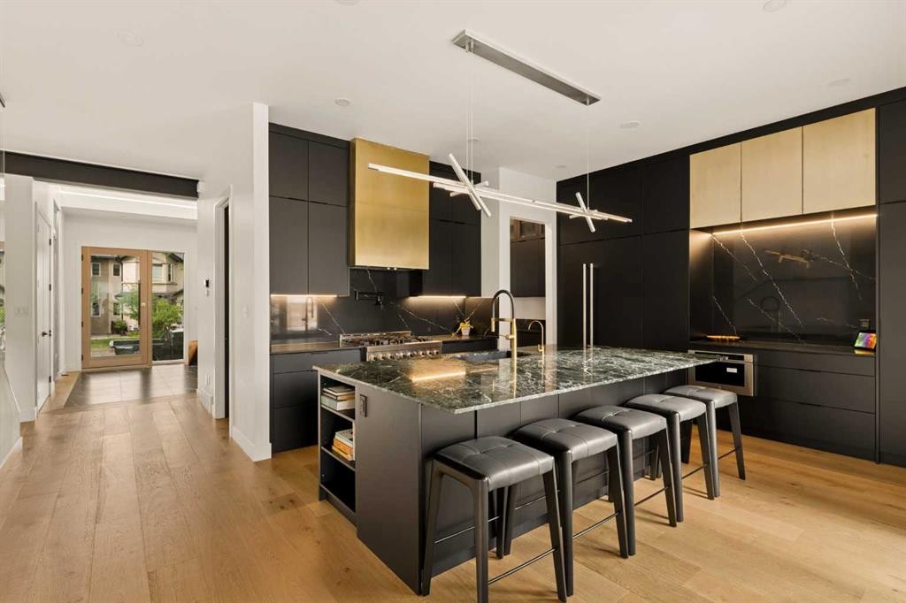 517 28 Avenue Nw, Calgary, AB - Indoor Photo Showing Kitchen With Upgraded Kitchen