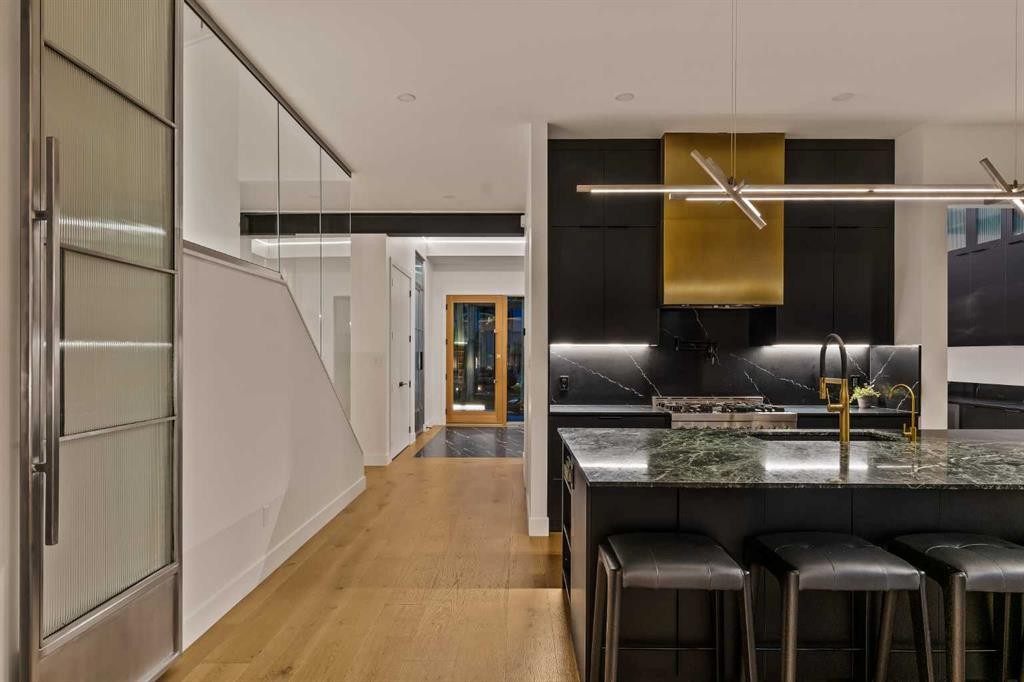 517 28 Avenue Nw, Calgary, AB - Indoor Photo Showing Kitchen With Upgraded Kitchen