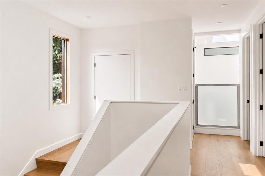 517 28 Avenue Nw, Calgary, AB - Indoor Photo Showing Other Room