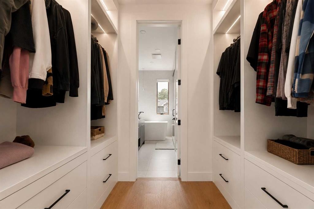517 28 Avenue Nw, Calgary, AB - Indoor With Storage