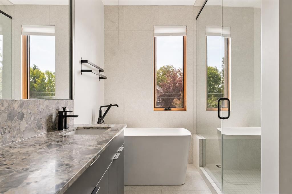 517 28 Avenue Nw, Calgary, AB - Indoor Photo Showing Bathroom