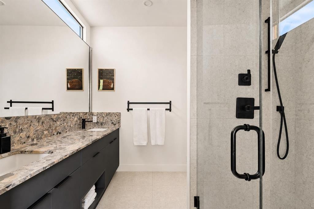 517 28 Avenue Nw, Calgary, AB - Indoor Photo Showing Bathroom