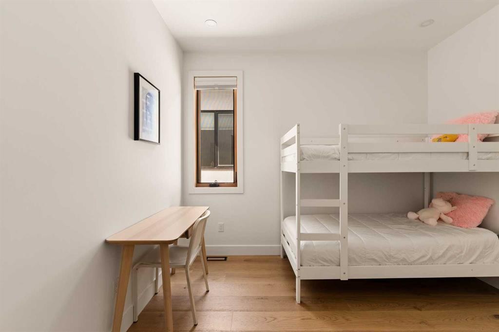 517 28 Avenue Nw, Calgary, AB - Indoor Photo Showing Bedroom