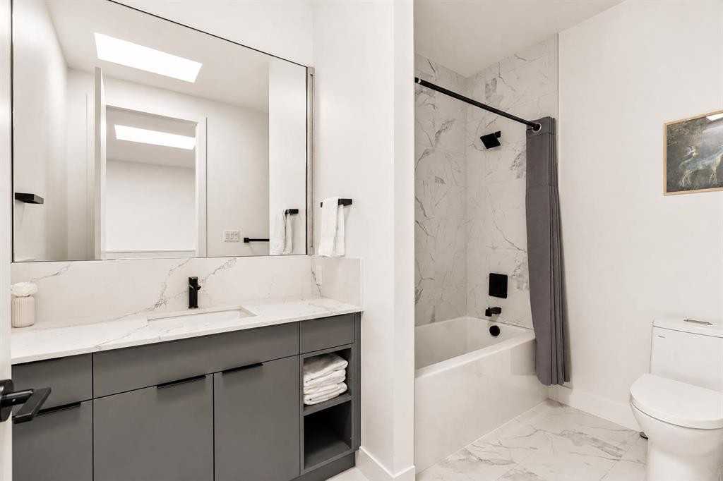 517 28 Avenue Nw, Calgary, AB - Indoor Photo Showing Bathroom