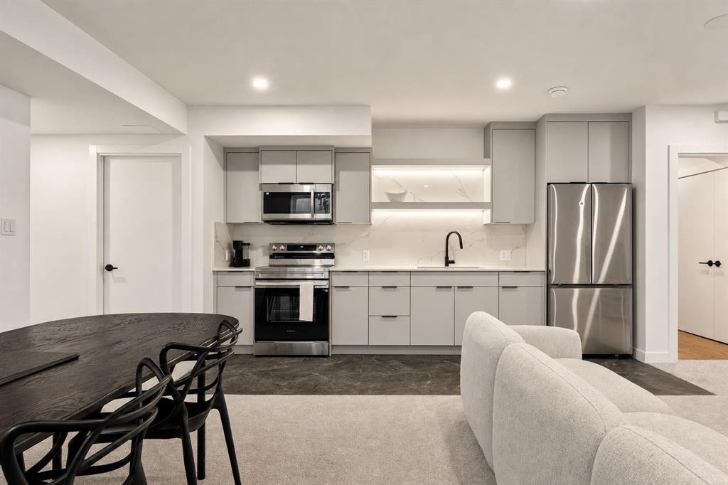 517 28 Avenue Nw, Calgary, AB - Indoor Photo Showing Kitchen