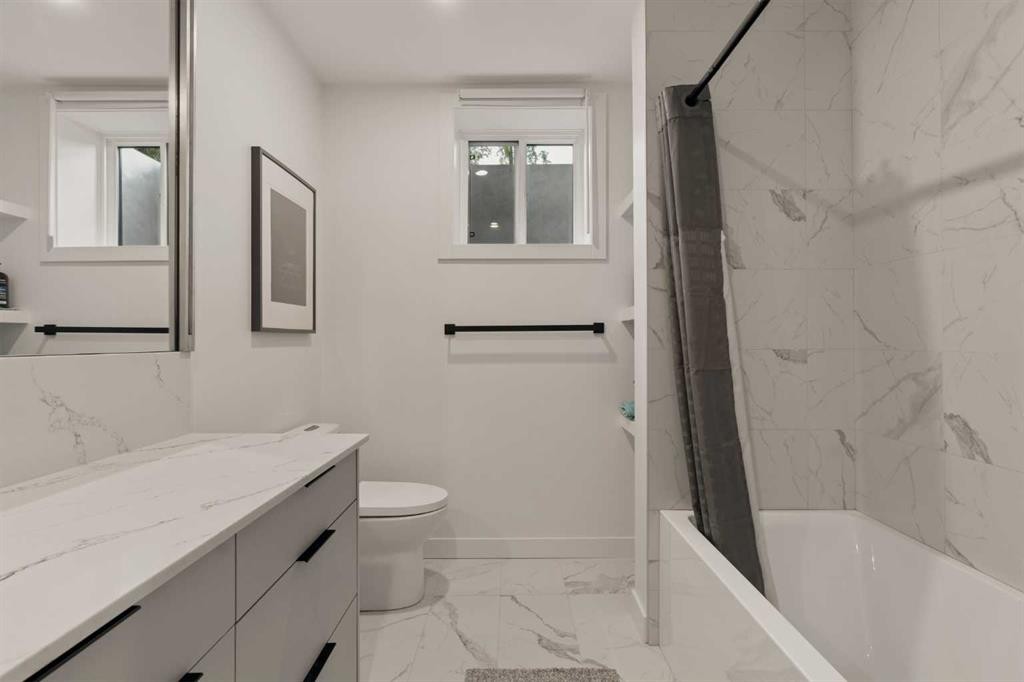 517 28 Avenue Nw, Calgary, AB - Indoor Photo Showing Bathroom
