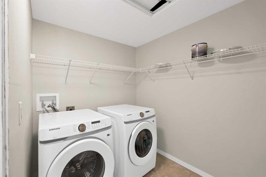 3315-33 Carringham Gate Nw, Calgary, AB - Indoor Photo Showing Laundry Room