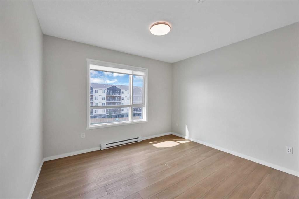 3315-33 Carringham Gate Nw, Calgary, AB - Indoor Photo Showing Other Room
