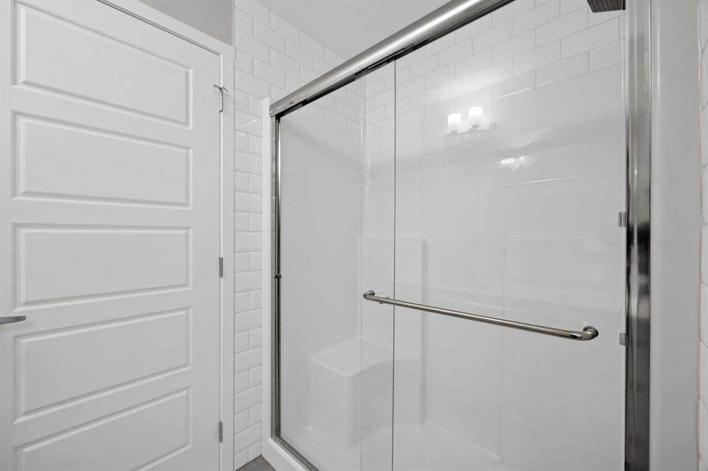 3315-33 Carringham Gate Nw, Calgary, AB - Indoor Photo Showing Bathroom