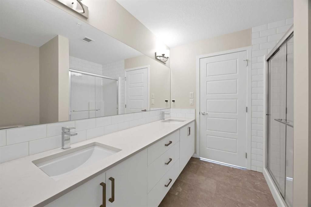 3315-33 Carringham Gate Nw, Calgary, AB - Indoor Photo Showing Bathroom