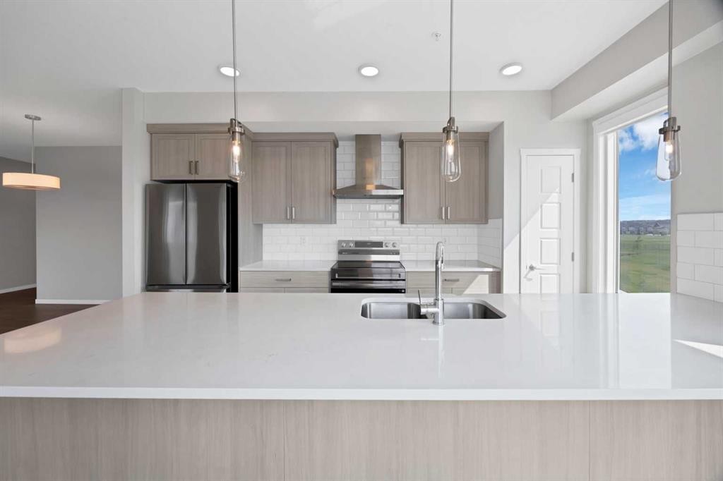 3315-33 Carringham Gate Nw, Calgary, AB - Indoor Photo Showing Kitchen With Stainless Steel Kitchen With Upgraded Kitchen