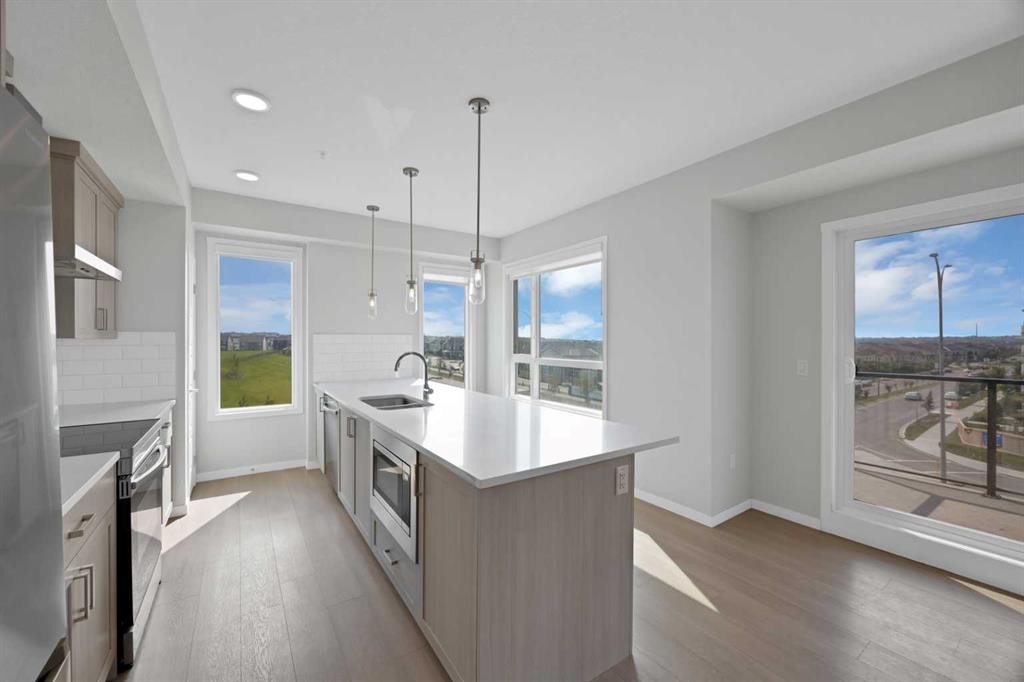 3315-33 Carringham Gate Nw, Calgary, AB - Indoor Photo Showing Kitchen With Upgraded Kitchen