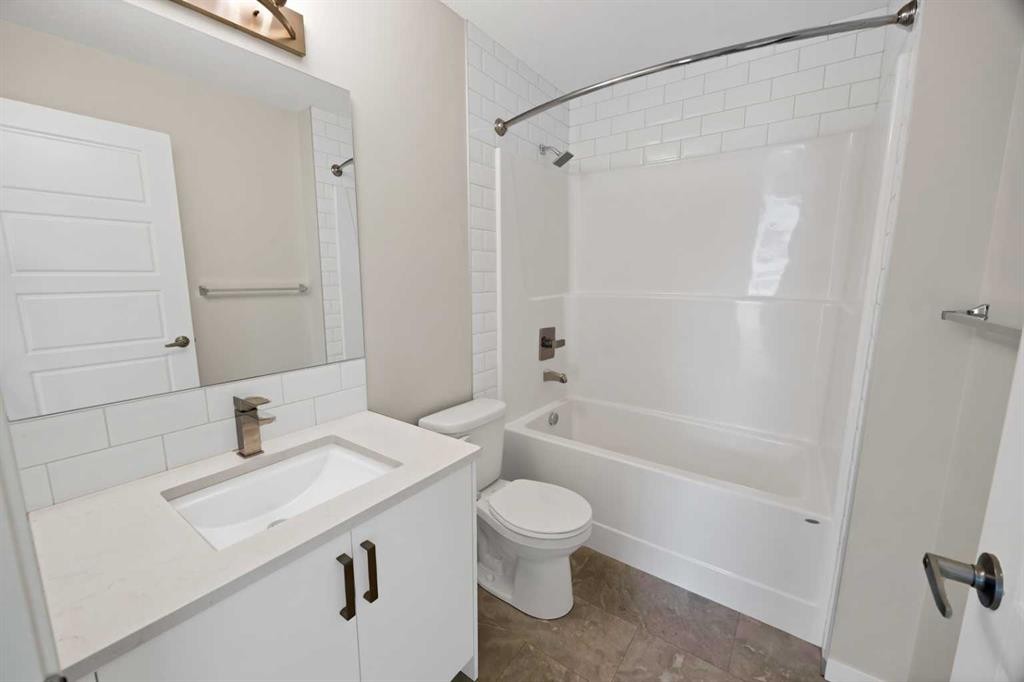 3315-33 Carringham Gate Nw, Calgary, AB - Indoor Photo Showing Bathroom